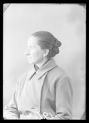 Ripresa in studio. Ritratto di una donna. Informazioni nel registro (nr. 7): Federer Filomena