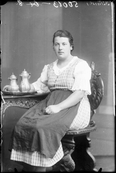 Studioaufnahme. Porträt einer Frau. Information im Register (Nr. 7): Schwarz Filomena