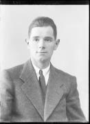 Ripresa in studio. Ritratto di un uomo. Informazioni nel registro (nr. 7): Bertignol Julia