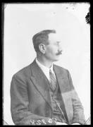 Ripresa in studio. Ritratto di un uomo. Informazione nel registro [nr. 7]: Egger Anton