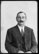 Ripresa in studio. Ritratto di un uomo. Informazione nel registro [nr. 7]: Egger Anton