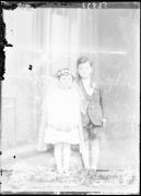 Ripresa in studio. Ritratto di gruppo di un bambino e una bambina. Informazione nel registro [nr 7]:  Außerhofer Hedwig u Mutter