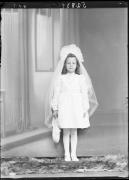 Ripresa in studio. Ritratto di una bambina. Informazione nel registro [nr. 7]: Gasser Mathilda