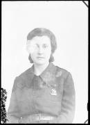 Ripresa in studio. Ritratto di una donna. Informazione nel registro [nr. 7]: Meneguzzi Maria