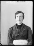 Ripresa in studio. Ritratto di una donna. Informazione nel registro (n. 7): Weirmger Maria