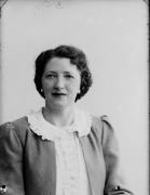 Ripresa in studio. Ritratto di una donna. Informazione nel registro (n. 7): Gadler Ottilia