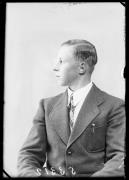 Ripresa in studio. Ritratto di un uomo. Informazione nel registro (n. 7): Graffer Josef