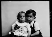 Ripresa in studio. Ritratto di gruppo di due bambini. Informazione nel registro (n. 7): Kaufmann Otmar