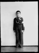 Ripresa in studio. Ritratto di un bambino in piedi. Informazione nel registro (n. 7): Drago Francesco