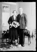 Ripresa in studio. Ritratto di gruppo: donna in piedi con mazzo da fiori e uomo in piedi con fiori sul bavero. Informazione nel registro (n. 7): Zöschg Maria