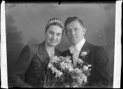 Ripresa interno. Ritratto di un uomo e di una donna con un mazzo di fiori