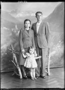 Ripresa in studio. Ritratto di gruppo di un uomo, di una donna e di una bambina. Informazioni nel registro (nr. 4): Fortuelli Osvaldo