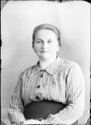 Ripresa in studio. Ritratto di una donna. Informazioni nel registro (nr. 4): Gamper Anna, Jenesien no. 7