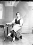 Ripresa in studio. Ritratto di una donna. Informazioni nel registro (nr. 4): Dellavedova Giuliana, Meltina 33