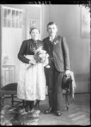 Ripresa in studio. Ritratto di gruppo di un uomo e di una donna. Informazioni nel registro (nr. 4):  Mair Andre, Maria Außerhofer, Val d´Aora di Mezzo N.46