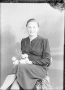 Ripresa in studio. Ritratto di una donna. Informazioni nel registro (nr. 4): Hasl Mathilde