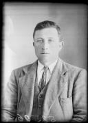 Ripresa in studio. Ritratto di un uomo. Informazioni nel registro (nr. 4): Straudi Franz