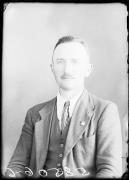 Ripresa in studio. Ritratto di un uomo. Informazioni nel registro (nr. 4): Straudi Franz