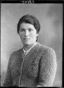 Ripresa in studio. Ritratto di una donna. Informazioni nel registro (nr. 4): Wiedenhofer Anna