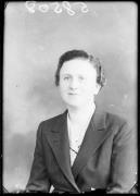 Ripresa in studio. Ritratto di una donna. Informazioni nel registro (nr. 4): Ploner Rosina