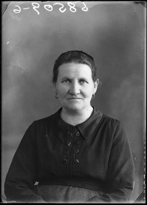 Studioaufnahme. Porträt einer Frau. Information im Register (Nr. 4): Aichner Anna, Tires, Ober[…]