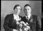 Ripresa in studio. Ritratto di gruppo di un uomo e di una donna. Informazioni nel registro (nr. 4): Coser Paola, Magré N. 2, Cortaccia