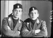 Ripresa in studio. Ritratto di gruppo di due uomini in divisa. Informazioni nel registro (nr. 4): Ranalletta Arnaldo