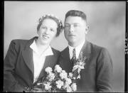 Ripresa in studio. Ritratto di gruppo di un uomo e di una donna. Informazioni nel registro (nr. 4): Plieger Josef