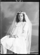 Ripresa in studio. Ritratto di una ragazza. Informazioni nel registro (nr. 4): Mayr Kathi