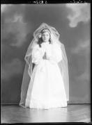 Ripresa in studio. Ritratto di una ragazza. Informazioni nel registro (nr. 4): Haas Luise