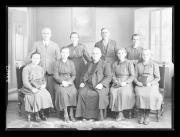 Ripresa in studio. Ritratto di gruppo. Tre uomini e sei donne. Informazioni nel registro (nr. 4): Familie Kaufmann, Gasser Geschäft