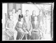 Riproduzione di una foto. Ripresa in esterno. Ritratto di gruppo. Sei donne e quattro uomini. Informazioni nel registro (nr. 4): Dorfer Johann, Nalles