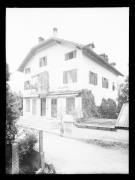 Ripresa in esterno. Casa con l´iscrizione 