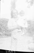Ripresa in esterno. Ritratto di una donna con bimba. Informazioni nel registro (nr. 4): [Ballin], Tochter mit [...]