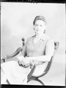 Ripresa in studio. Ritratto di una donna. Informazioni nel registro (nr. 4): Adami	 Maria, Lanzerhof
