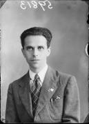 Ripresa in studio. Ritratto di un uomo. Informazioni nel registro (nr. 4): Armanaschi Livio