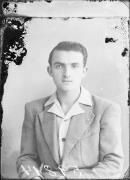 Ripresa in studio. Ritratto di un uomo. Informazioni nel registro (nr. 4): Pattero Ernesto