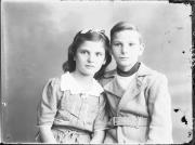 Ripresa in studio. Ritratto di gruppo di un bambino e una bambina. Informazioni nel registro (nr. 4): Busnelli Federico Esmeraldo