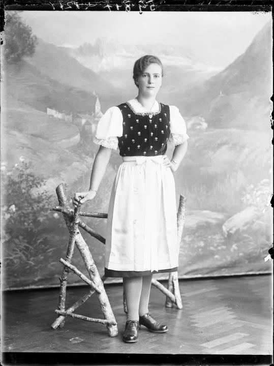 Studioaufnahme. Porträt einer Frau. Information im Register (Nr. 4): Gamper Maria, (Pferdezucht)
