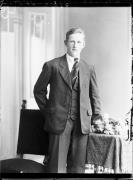 Ripresa in studio. Ritratto di un uomo. Informazioni nel registro (nr. 4): Plattner Josef, [Hotz...]
