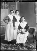 Ripresa in studio. Ritratto di gruppo di tre donne. Informazioni nel registro (nr. 4): Stein Pepi