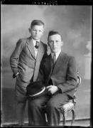 Ripresa in studio. Ritratto di gruppo di un uomo e di un ragazzo. Informazioni nel registro (nr. 4): Klotz Hans mit Anton