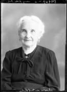 Ripresa in studio. Ritratto di una donna. Informazioni nel registro (nr. 4): Burani Maria, bei Dr. Fontanari