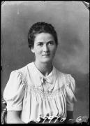 Ripresa in studio. Ritratto di una donna. Informazioni nel registro (nr. 4): Pangger Anna Maria