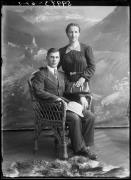 Ripresa in studio. Ritratto di gruppo di un uomo e di una donna. Informazioni nel registro (nr. 4): Pichler Franz, Kaserer in Perdonig