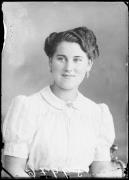 Ripresa in studio. Ritratto di una donna. Informazioni nel registro (nr. 4): Goller Lina