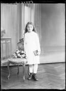 Ripresa in studio. Ritratto di una bambina. Informazioni nel registro (nr. 4): Goller Lina