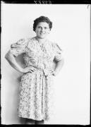 Ripresa in studio. Ritratto di una donna. Informazioni nel registro (nr. 4): Mair Herta, Mairhof, Garg[…]