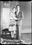 Ripresa in studio. Ritratto di gruppo di un uomo e di una donna. Informazioni nel registro (nr. 4): Demo Guerino