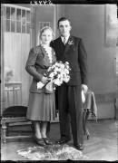 Ripresa in studio. Ritratto di gruppo con sposi. Informazioni nel registro (nr. 4): Kofler Alois, Hirschenwirt, Unser Frau